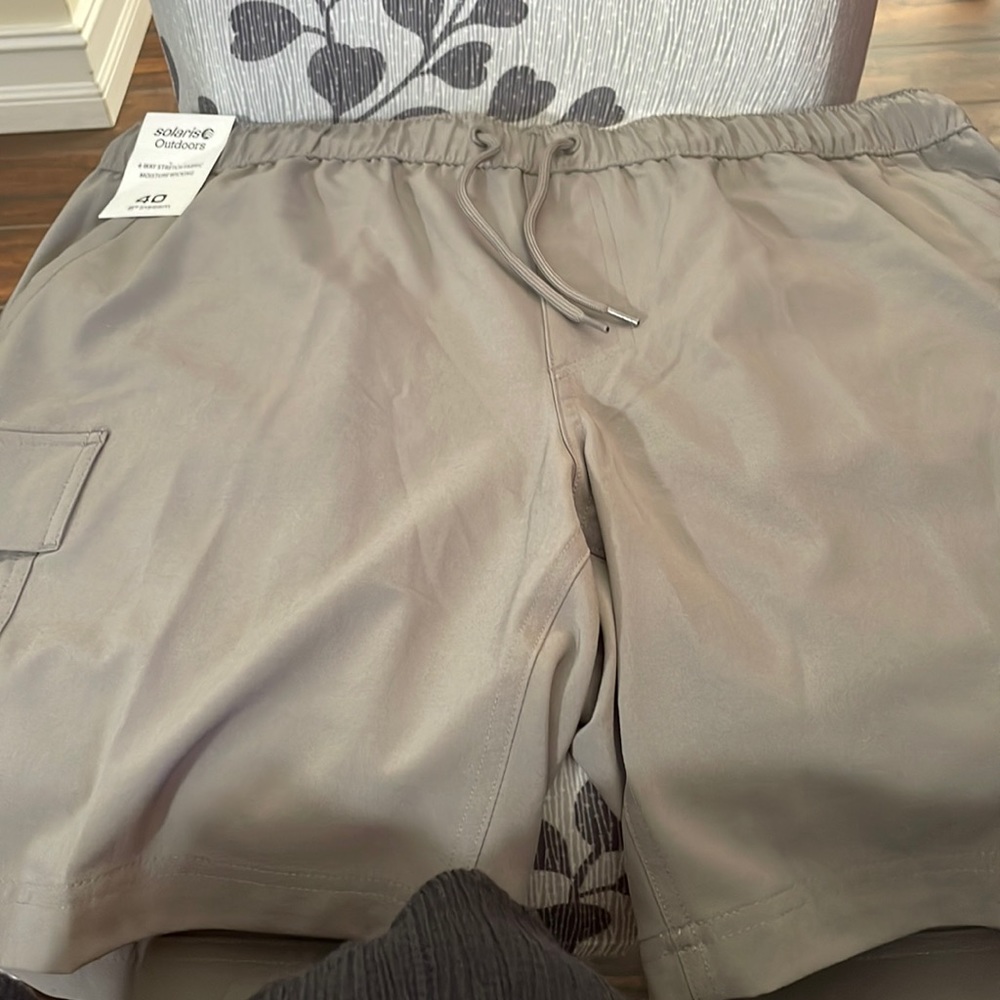 Solaris outdoor shorts size 40. Color gray. Front pockets and leg pockets
